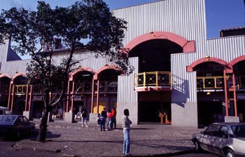Entrada lateral del mercat municipal de Curitiba. Entrada lateral del mercat municipal de Curitiba.
