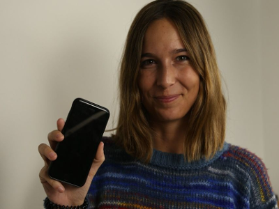 A Cande li van anar fallant un Iphone rere l'altre. E.E.