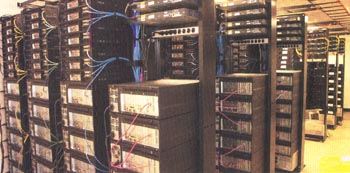 Agrupació d'ordinadors del Museu Americà d'Història Natural de Nova York. Conté 560 microprocessadors Pentium III. Els investigadors fan ús del sistema per a l'estudi de la formació d'estrelles i la seva evolució. Agrupació d'ordinadors del Museu Americà d'Història Natural de Nova York. Conté 560 microprocessadors Pentium III. Els investigadors fan ús del sistema per a l'estudi de la formació d'estrelles i la seva evolució.