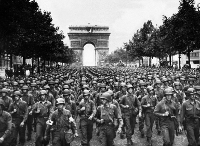 Desfilada de soldats estatunidencs durant la celebració de l'alliberament de París en el decurs de la Segona Guerra Mundial.