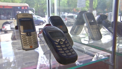 Aparador de teléfonos móviles en una tienda. Aparador de teléfonos móviles en una tienda.