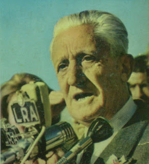 Le Président de l’Argentine Arturo Umberto Illia parle en public.