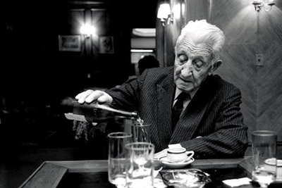 Arturo Umberto Illia sirviéndose un vaso.