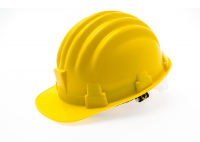 Casco construcción amarillo plástico duro.