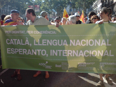 Fotografia de la manifestació d'Òmnium Cultural a Barcelona, el 10 de juliol del 2010, amb un cartell reivindicador de l'esperanto. Fotografia gentilesa d'en Llibert Puig, Ferriol Macip i l'Associació Catalana d'Esperanto. Fotografia de la manifestació d'Òmnium Cultural a Barcelona, el 10 de juliol del 2010, amb un cartell reivindicador de l'esperanto. Fotografia gentilesa d'en Llibert Puig, Ferriol Macip i l'Associació Catalana d'Esperanto.