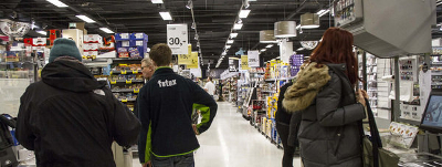 Clients d'un supermercat danès paguen les seves compres amb tarja, mitjançant unes màquines./Bloomberg./Freya Ingrid Morales.