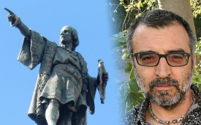 Estatua de Cristòfor Colom de Barcelona (izquierda) y Jordi Bilbeny (derecha).