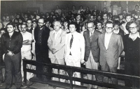 Funeral por Carlos Gustavo Freicher. De izquierda a derecha, Joan Antón Sànchez Carreté (PTE), Lluís Maria Xirinacs (independiente), Jaume Sobrequés (PSC), Josep Benet, y Joan Raventós (PSC). Todos ellos actuaban en representación de la Asamblea de Cataluña. Foto cedida por Juan Domingo Linde.