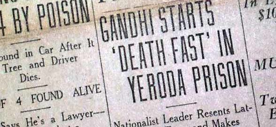 Notícia en un diari anglès: «Gandhi starts Death Fast in Yeroda prison». Notícia en un diari anglès: «Gandhi starts Death Fast in Yeroda prison».