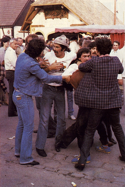 La violència, com el crim, no paguen. La violència, com el crim, no paguen.