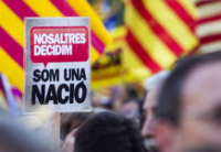 Manifestació amb cartell: «Nosaltres decidim. Som una nació». Font: Diario RC.