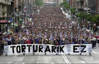 Manifestació contra la tortura a Euskadi encapçalada per una pancarta que diu: «Torturarik ez» («Tortura no»).