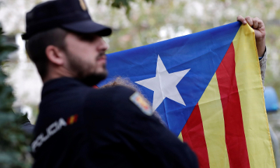 Fotografia: Manifestants a les afores de l'Audiència de Madrid, després que vuit consellers catalans fossin sotmesos a presó preventiva el 2 de novembre del 2017. Anadolu Agency/Getty Images.