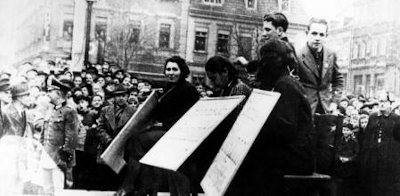 Dones jueves a Linz, Àustria, s'exhibeixen en públic durant el pogrom antijueu conegut com Kristallnacht, el novembre de 1938. Pròpies.