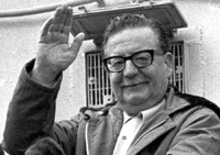 El Presidente chileno Salvador Allende saludando.