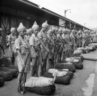 Tropas índias acabadas de llegar en una desfile en el muelle en Singapur, Noviembre de 1941. Palmer (Lt) Post-Treball: Usuario: W.wolny [Dominio público], via Wikimedia Commons. Esta es la fotografia FE 218 de las colecciones de los museos imperiales de guerra (colección número 4700-50).