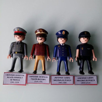 Uniformes de policía española en clics de Famobil.