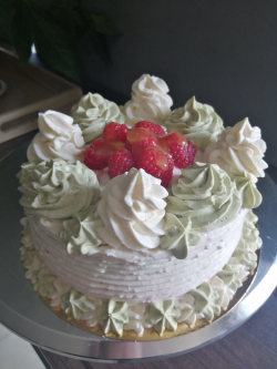 Photo : Un gateau à la matcha et les framboises. Source : Veganitza’t.