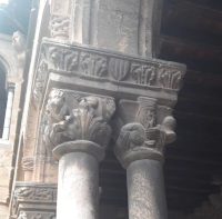 Chino representado en un capitel del monasterio de Ripoll. Vista ampliada.