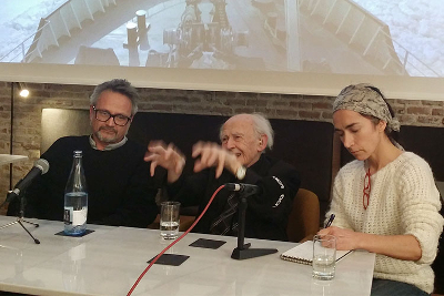 Bauman (al centre) ha estat a Barcelona aquests dies per donar suport al documental «In the same boat» del director Italià Rudy Gnutti (a la seva dreta). El film elabora la idea de «treballar menys perquè puguem treballar tots». / Bart Grugeon Plana. Bauman (al centre) ha estat a Barcelona aquests dies per donar suport al documental «In the same boat» del director Italià Rudy Gnutti (a la seva dreta). El film elabora la idea de «treballar menys perquè puguem treballar tots». / Bart Grugeon Plana.