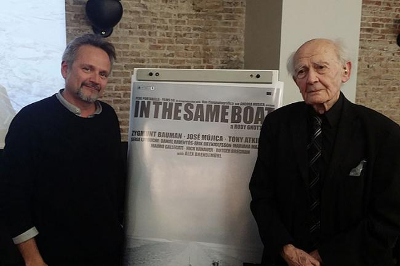 Per a Bauman (a la imatge, amb Rudy Gnutti, director del film «In the same boat», del qual és protagonista), la idea de «guanyar-se la vida» s'ha d'abandonar. No es pot condicionar el dret a viure als interessos de la companyia per la qual es treballa / Bart Grugeon Plana. Per a Bauman (a la imatge, amb Rudy Gnutti, director del film «In the same boat», del qual és protagonista), la idea de «guanyar-se la vida» s'ha d'abandonar. No es pot condicionar el dret a viure als interessos de la companyia per la qual es treballa / Bart Grugeon Plana.