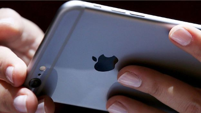 Apple admitió que creó una función en el software de algunos de sus modelos de iPhone, incluido el 7, para «evitar apagones»./Foto: Getty Images.