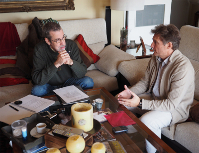 Benito Muros en un momento de la entrevista con Xavier Bartlett, editor adjunto de Dogma Cero. Foto: David Álvarez-Planas.
