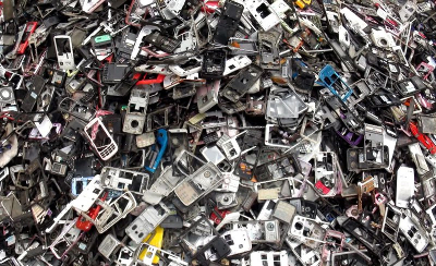 Carcasas de dispositivos electrónicos en un vertedero, después de ser reciclados. Archivo.