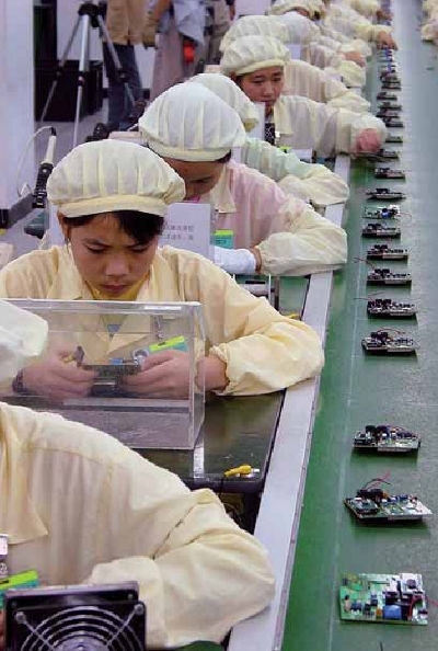En el estudio «Electrónica low cost», DanWatch, China Labor Watch y Setem retratan las condiciones laborales de cuatro proveedoras de Dell en China. Electronics Watch.