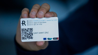 La tarjeta con un código QR que se podrá utilizar para pagar con recs en los establecimientos adheridos a la campaña. Foto EFE.