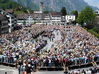 Una assemblea (Landsgemeinde) del cantó suís de Glarus, l'any 2006. Foto d'Adrian Sulc, CC BY-SA 3.0, https://commons.wikimedia.org/w/index.php?curid=2192317