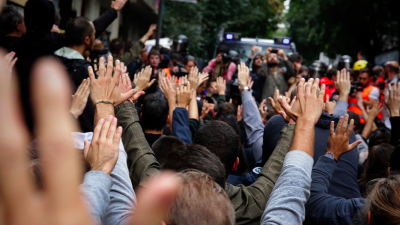 Multitud aixecant les mans en una manifestació. Foto: Jordi Play.