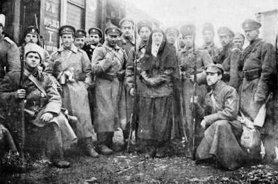 Voluntarios antibolcheviques durante la guerra civil rusa. Dominio público.